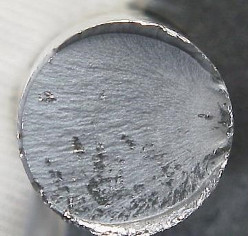 हम फ्रैक्चर की सतह के स्थूल अवलोकन के माध्यम से फ्रैक्चर की क्रियाविधि का अनुमान लगाते हैं।