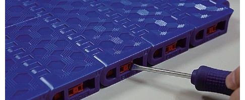 ピン抜け防止機構にスライド式プラグを採用